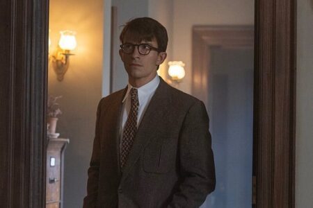 Jonathan Bailey Breaks Down Those Steamy Scenes in 'Fellow Travelers